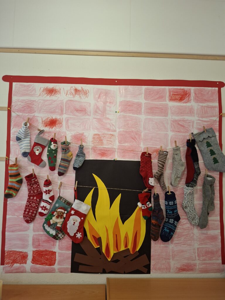 Der Nikolaus ist hier, schon klopft er an die Tür!